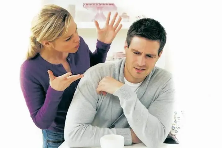 Le dio una paliza a su pareja