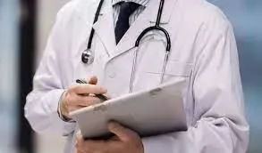 Le dolía la panza, fue al hospital y le extrajeron monedas del estómago