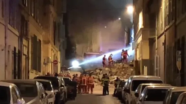 Le negaron atención psiquiátrica y se acostó semidesnudo en la calle por tres horas