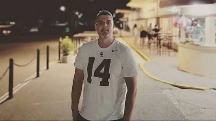 Le pidió un vaso de agua a una vecina y cuando se descuidó le robó plata