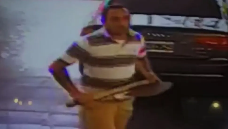 Le robaron en el interior de una iglesia