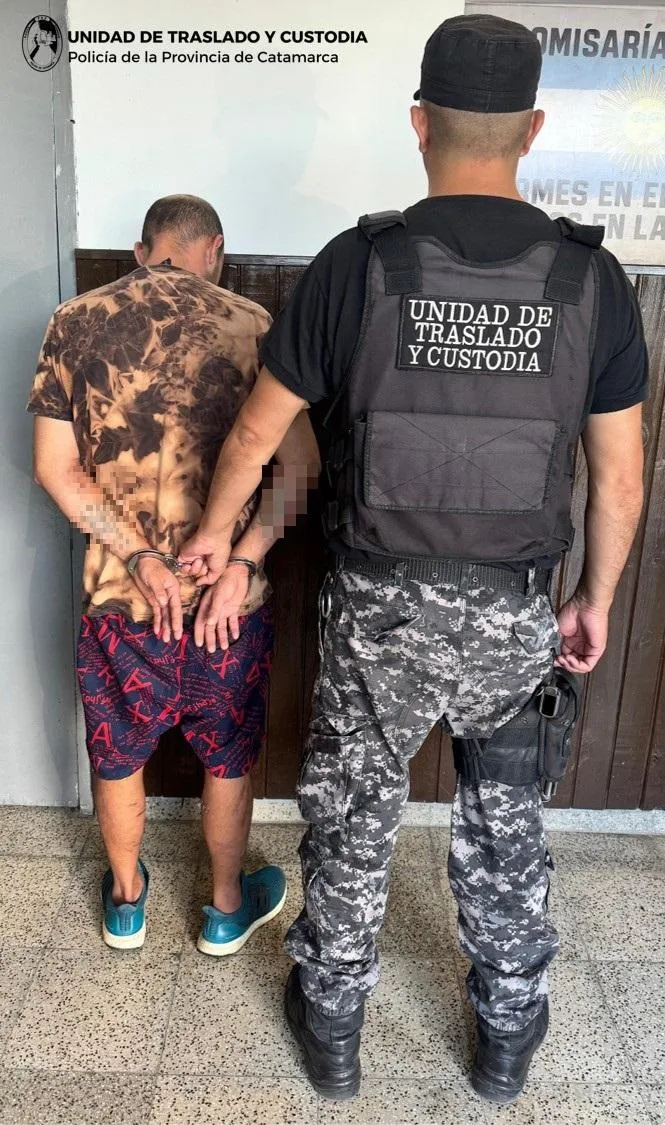 Le secuestraron la moto a su hijo y armó un escándalo en la dependencia policial