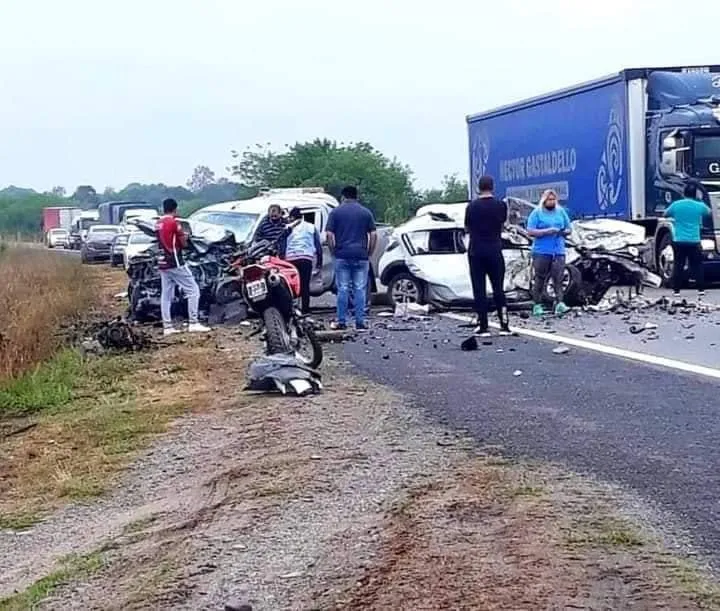 Le secuestraron la moto por ruidos molestos y la obligaron a romperle el caño de escape. Video