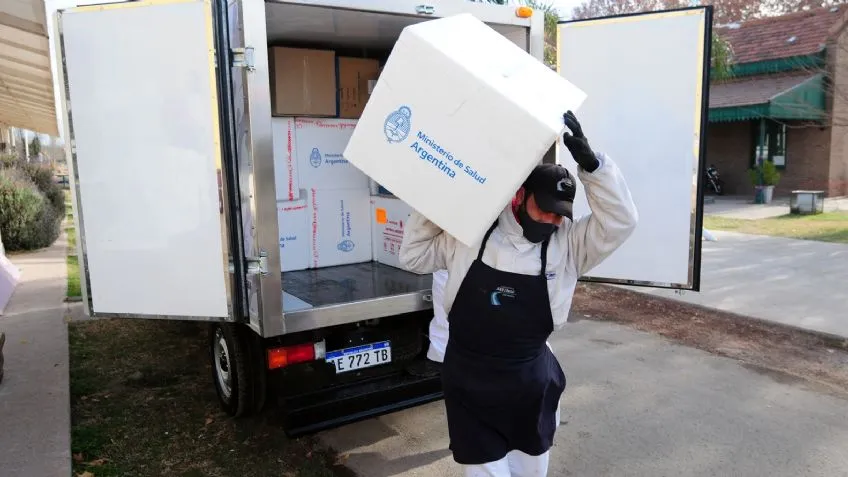 Llega el primer lote de vacunas de Pfizer a la Argentina: quiénes las recibirán