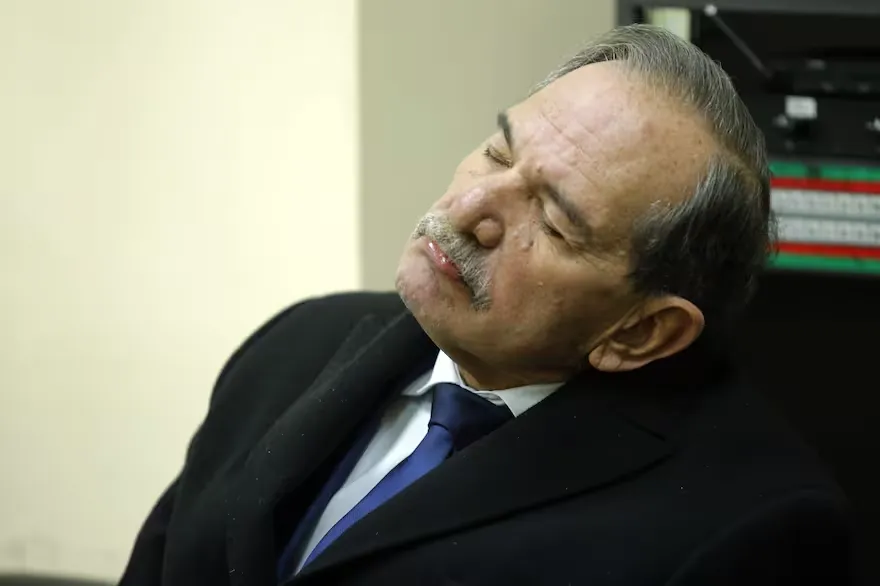 Llegó, se sentó, hizo lo que tenía que hacer, pero no llevó papel...