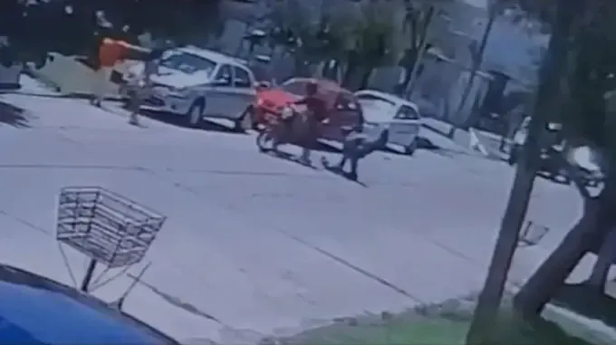 Lo derribaron de la moto para robarle