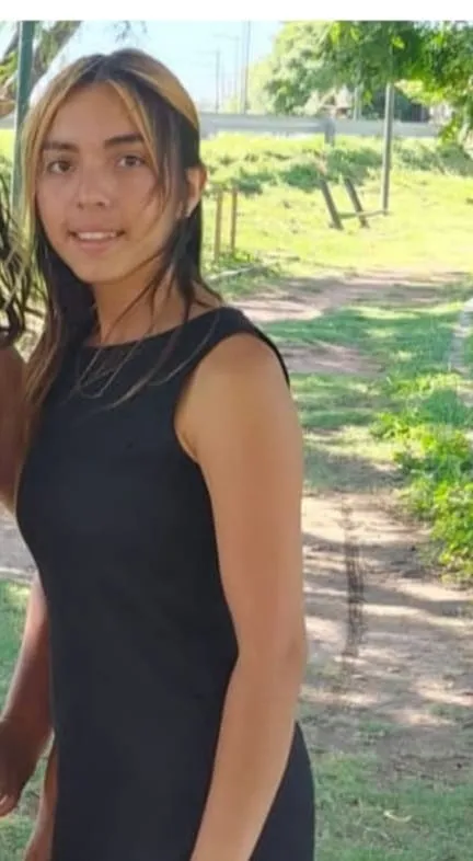 Lo golpeó y le apedreó el auto