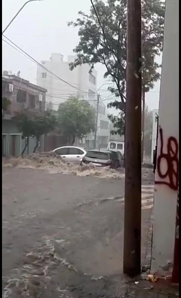 Lo rechazaron en una entrevista por su apariencia, se sometió a nueve operaciones y cambió radicalmente