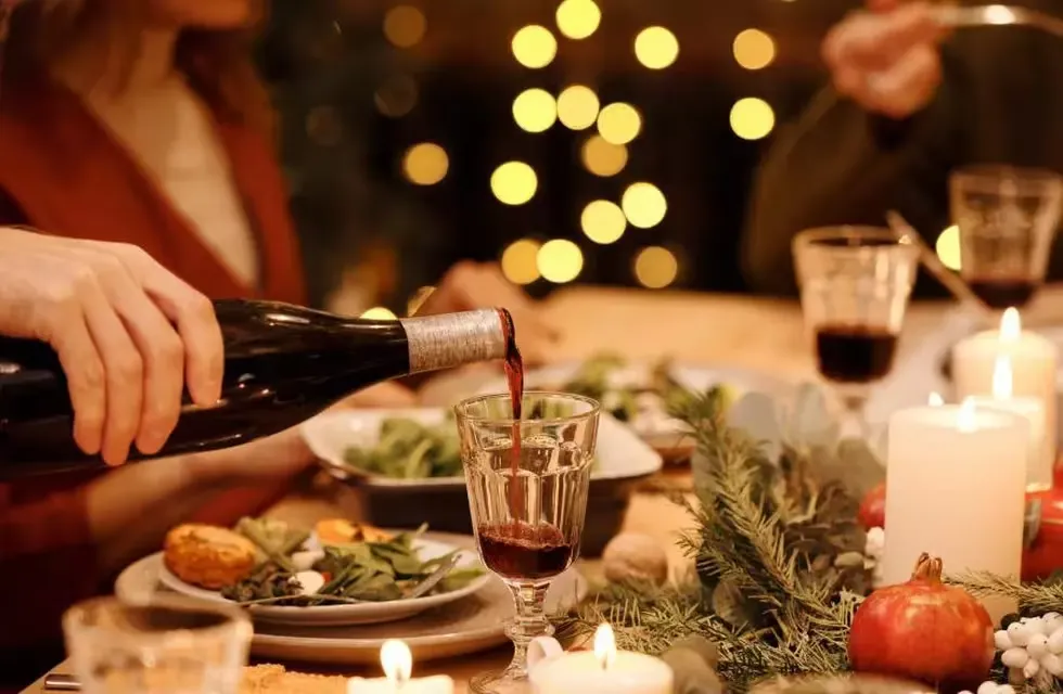 Los 6 alimentos que no debes mezclar con alcohol durante las fiestas