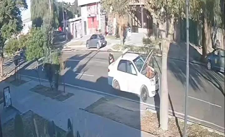 Los atraparon cuando se "colgaban" de la luz