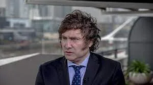 Los dos favores que le hace Luis Barrionuevo a Javier Milei: romance y fiscalización