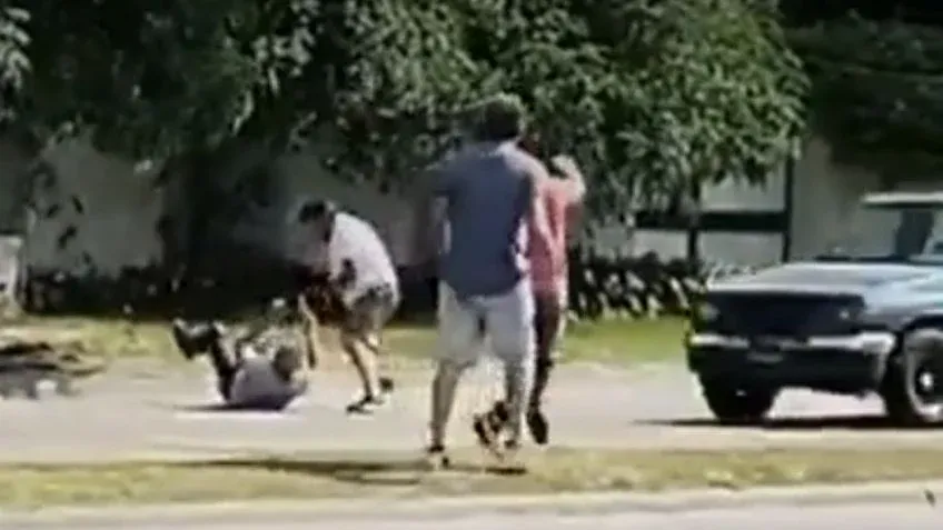 El momento en que el carnicero agredía con un cuchillo a un hombre que estaba en el suelo Foto: Captura de video