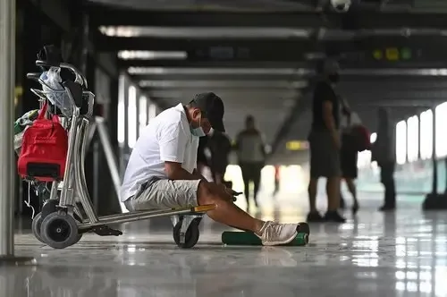 Los trabajadores que cobran o recibieron el ATP, no podrán comprar dólares
