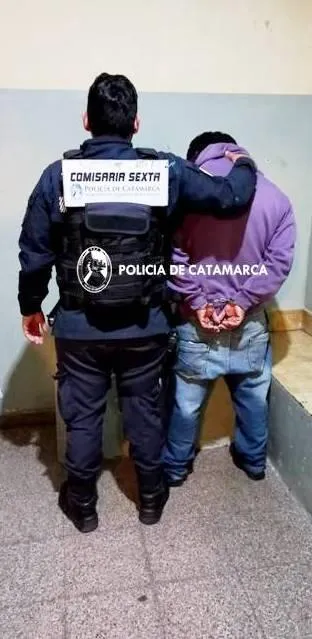 Madre sigue amamantando a sus hijos de 5 y 6 años para fortalecer su relación