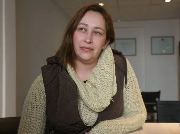 Manejaba un camión, chocó contra una casa y siguió el viaje hasta que volcó