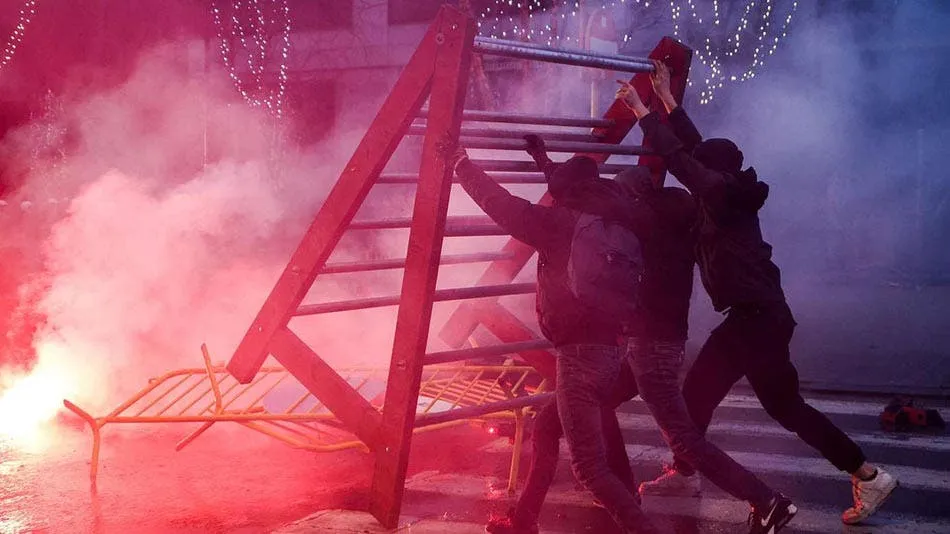 Manifestación frente al CAPE y en Casa de Gobierno reclamando bono de fin de año