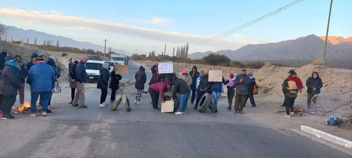 Manifestantes cortan ruta