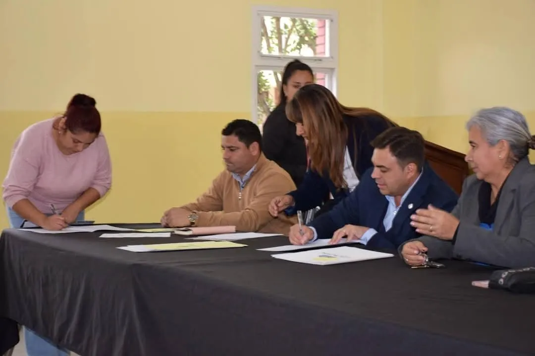 Manuel Adorni tildó al PRO de "obsoleto" y lo comparó con un Nokia 1100