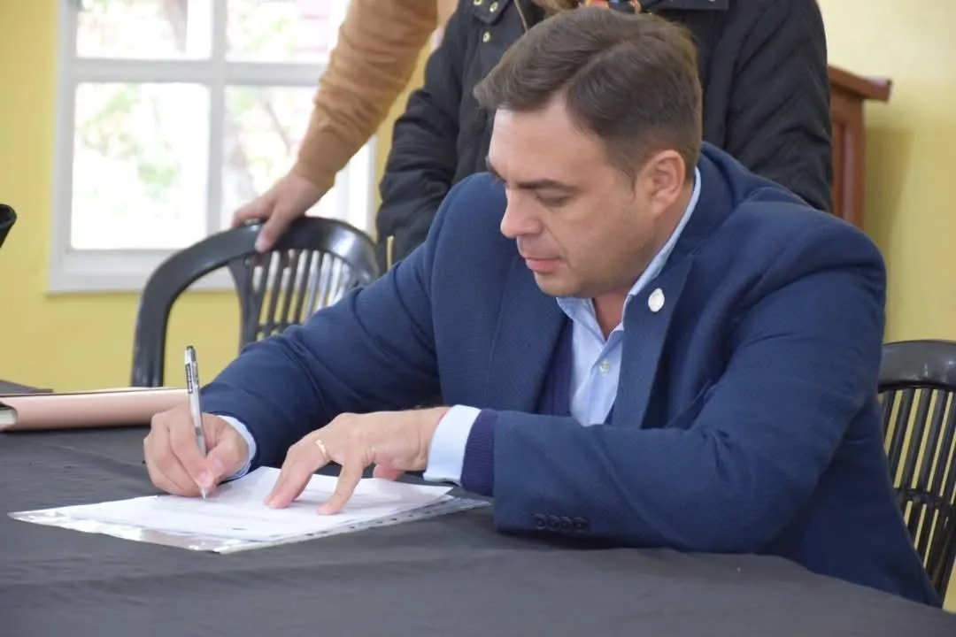 Manuel Adorni tildó al PRO de "obsoleto" y lo comparó con un Nokia 1100