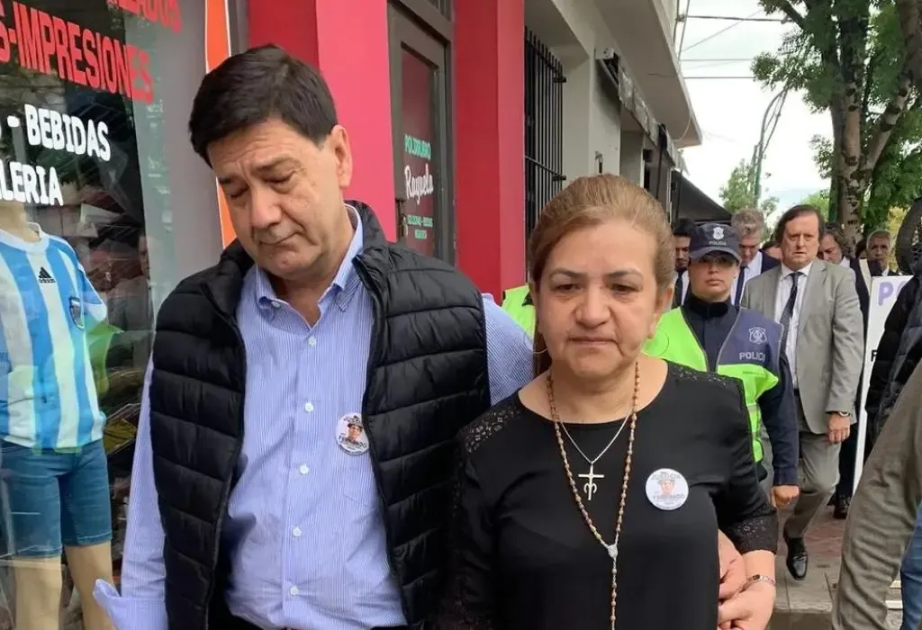 Mataron a un joven y los vecinos estallaron en furia: una casa y una camioneta en llamas