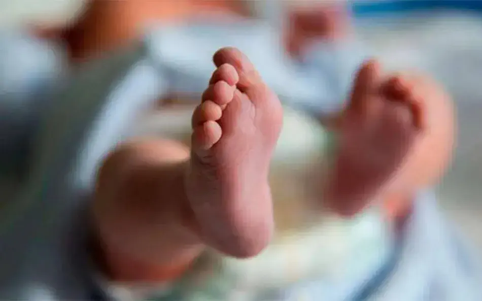 Médico vendió a un bebé recién nacido porque sus padres no podían pagar la clínica