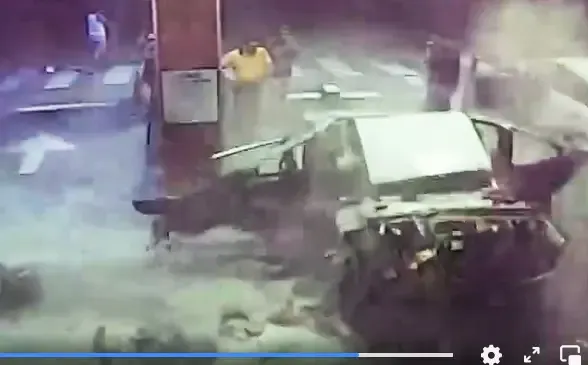 Menor en bicicleta chocó contra un auto estacionado
