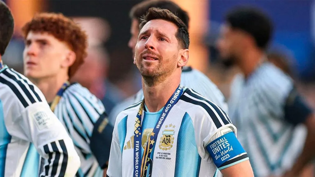 Lionel Messi con los ojos llorosos vistiendo la camiseta de la selección argentina con la cinta de capitán.