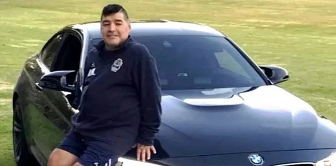 Mia Khalifa y el vestido plateado con transparencias que revolucionó a sus seguidores