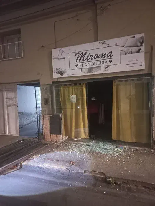 Microcentro: Se estrelló contra dos locales y se dio a la fuga