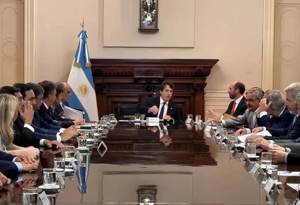 Milei echó al secretario de Trabajo tras la polémica por los aumentos de sueldos a cargos jerárquicos