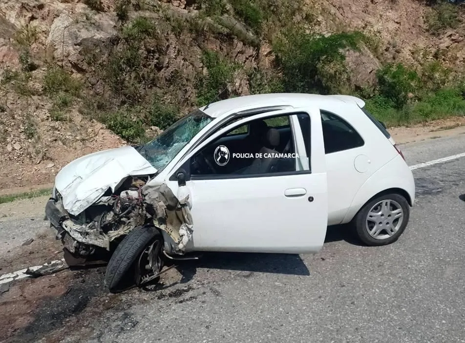 Misterio por un Clio que apareció con un agujero en el techo: ¿fue un meteorito?