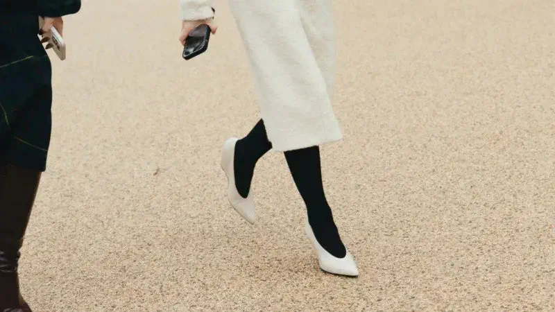 Moda: zapatos blancos y medias negras o viceversa