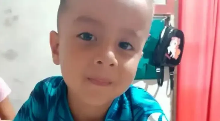 Motociclista chocó contra dos vehículos