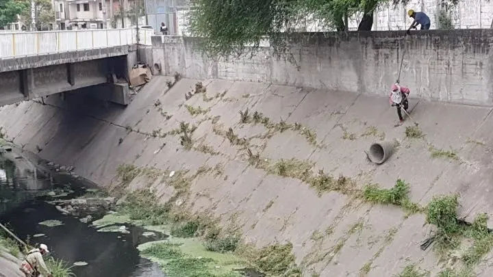 Motociclista quedó enredado en cables caídos