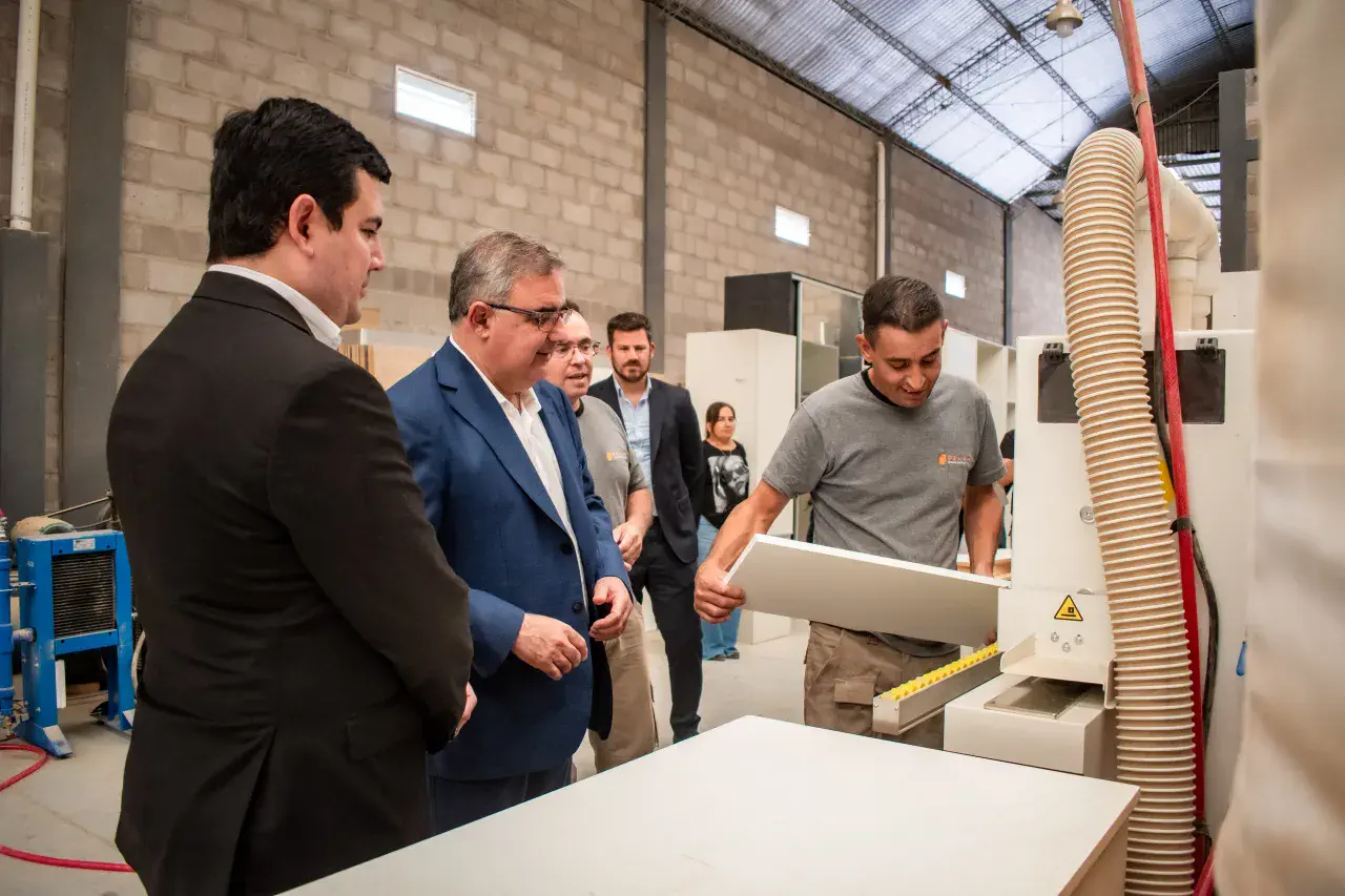 Mueblería local adquirió importante máquina a través de la Caja de Crédito y Prestaciones