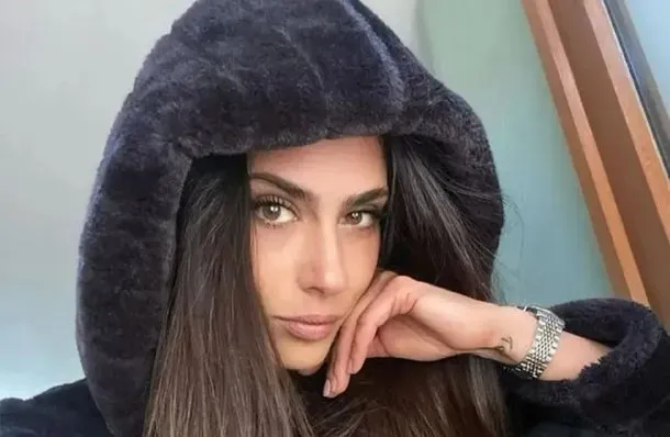 Mujer destroza el auto a ex policía, antes del desayuno por el cumple de su novia