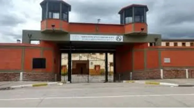 Multaron a supermercado por vender productos vencidos