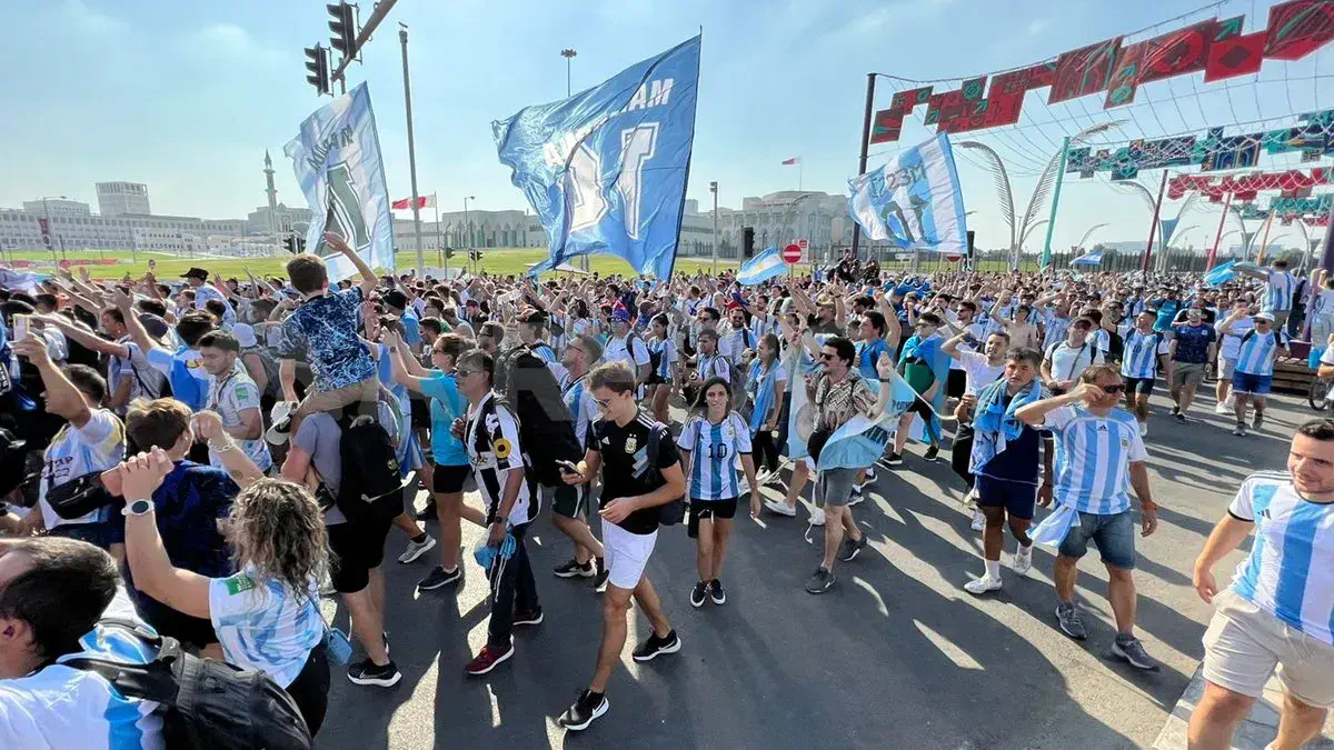 Mundial Qatar 2022: el banderazo de cientos de hinchas argentinos a un día del debut de la Selección