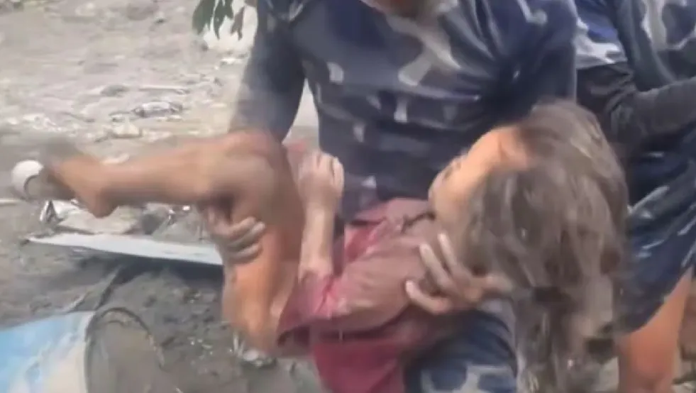 Nepal: rescatan a nena de 6 años tras 60 horas atrapada entre los escombros