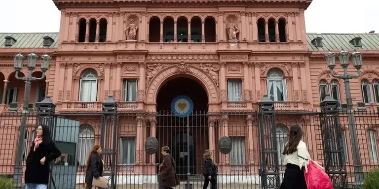 No hay plata: El arbol navideño que hizo poner Intendente catamarqueño