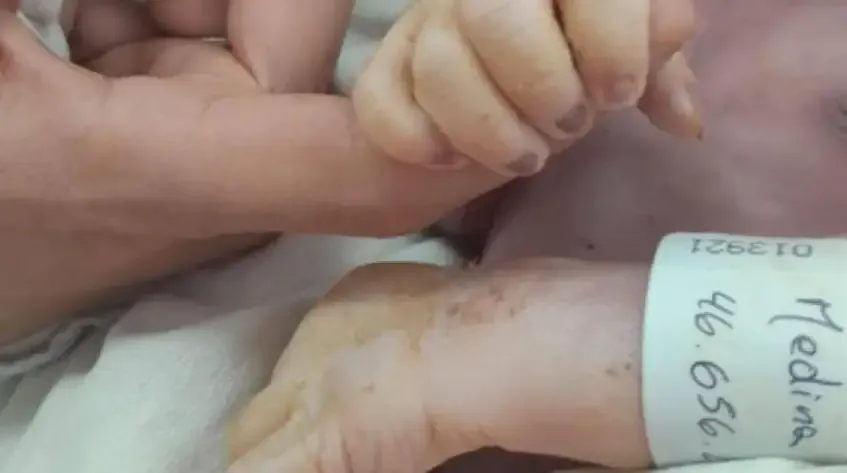 No le pagó la cubierta, lo golpeó y huyó