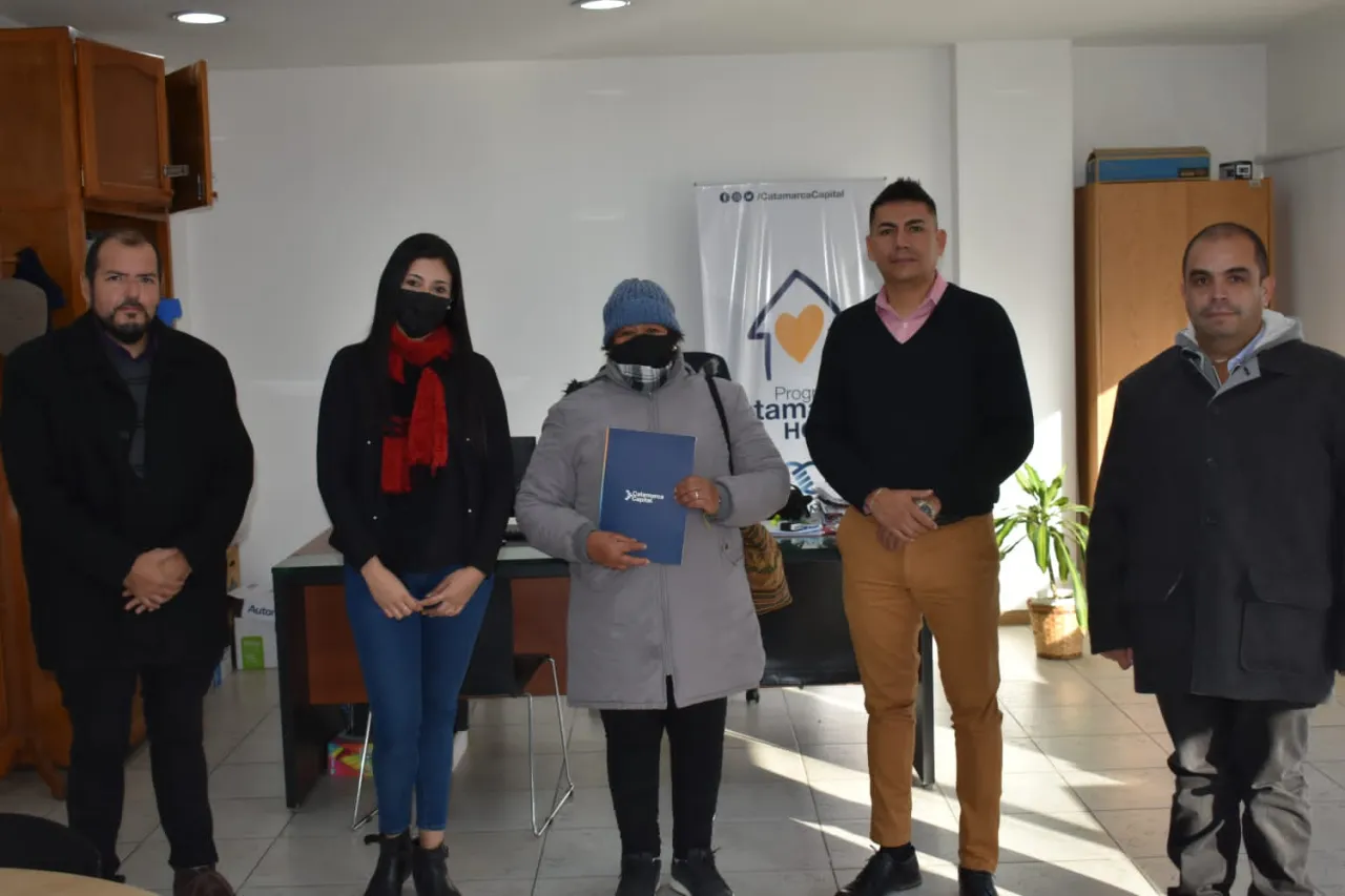 No quiso que le limpie el vidrio del auto, se enojó y le partió el parabrisas