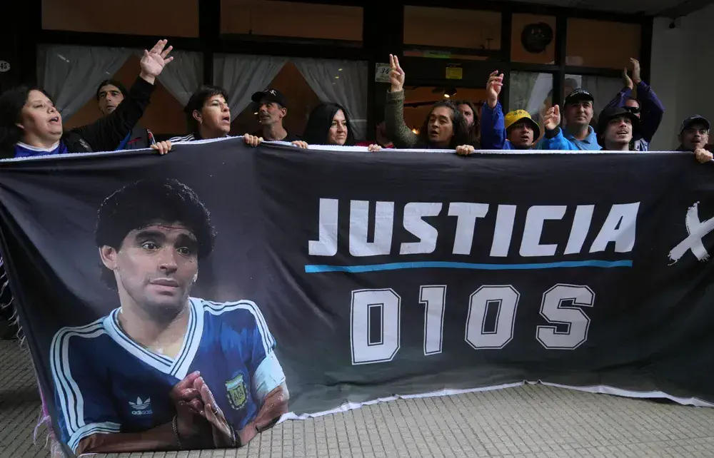 Nuevo escándalo en el juicio por la muerte de Maradona: detectan que evaluaron estudios del padre del "Diez"