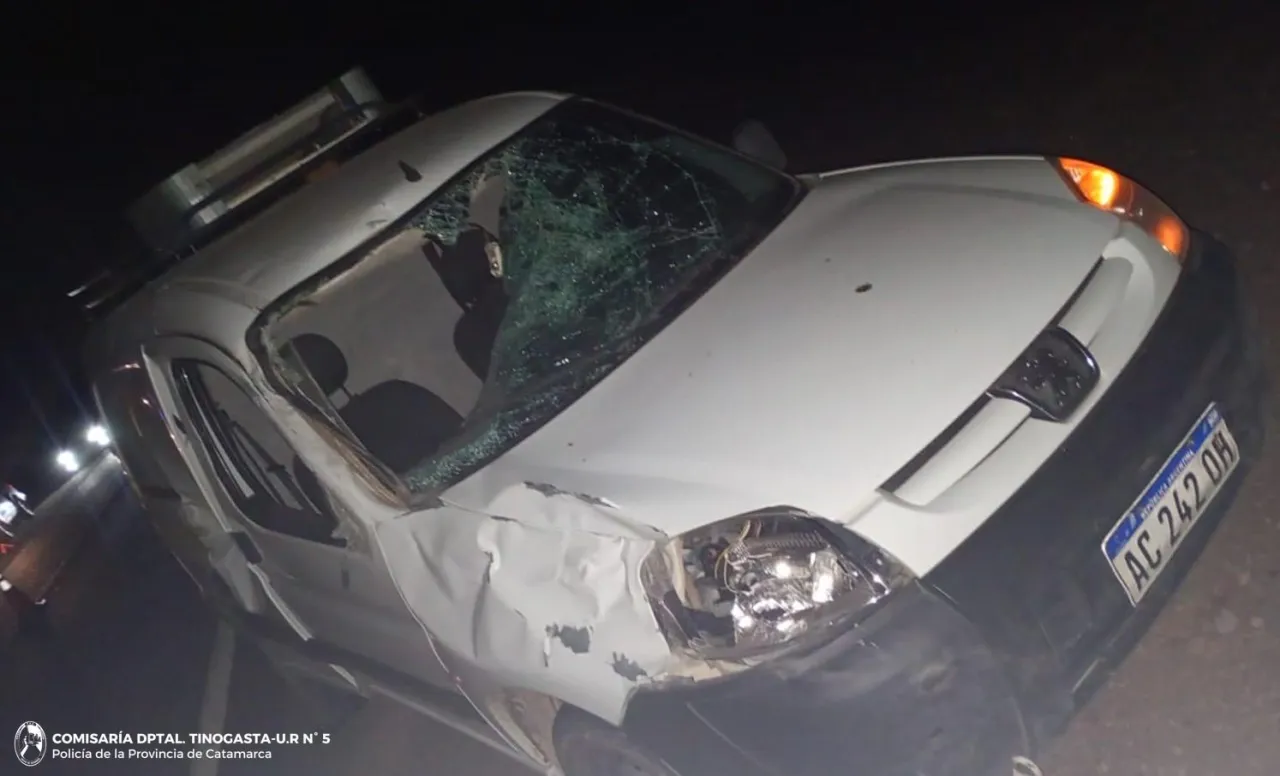 Numerarios policiales rescataron a una can que estaba atrapada en el interior de un cajón de hierro