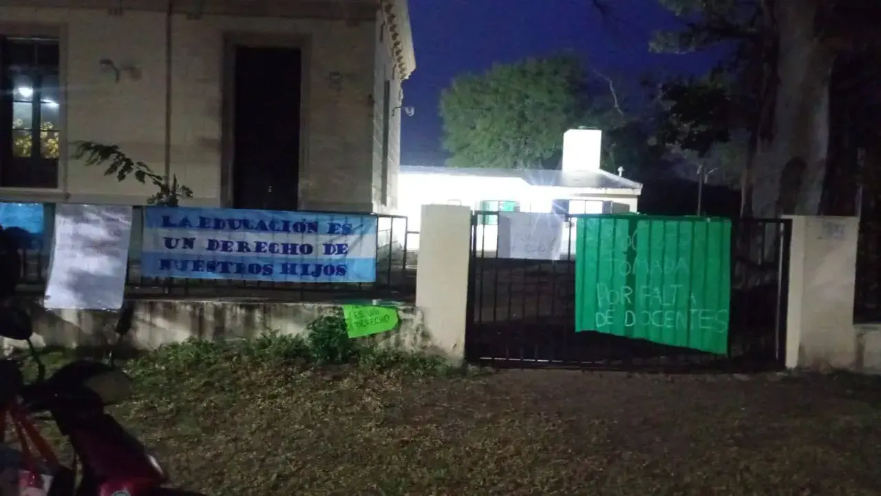Padres tomaron una escuela