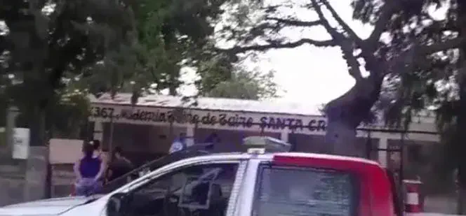 Padres tomaron una escuela: "apenas inician las clases, saca licencia por un mes"