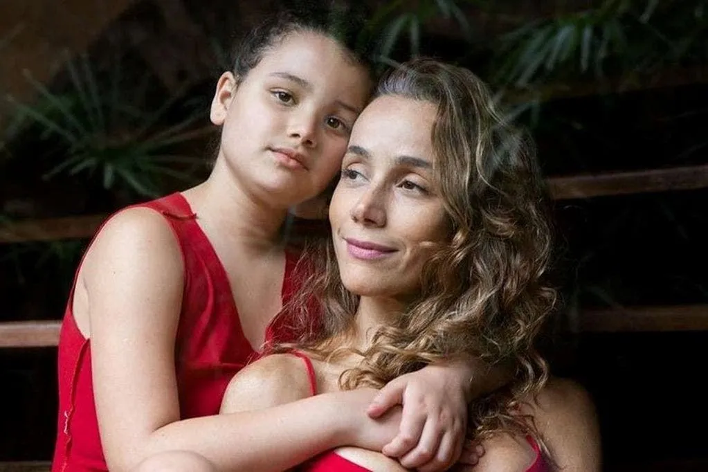 "Papi te amo" gritó la nena desde la vereda del hospital donde su padre lucha contra el COVID