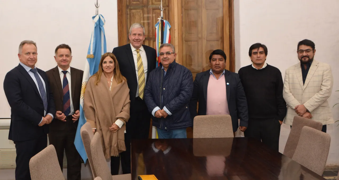 Para evitar robos, vecinos encadenan autos a los árboles y les sacan ruedas y batería