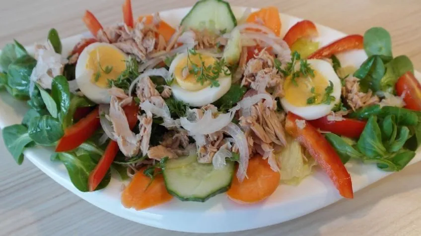 Para un rico brunch: prepara unos huevos con tomates