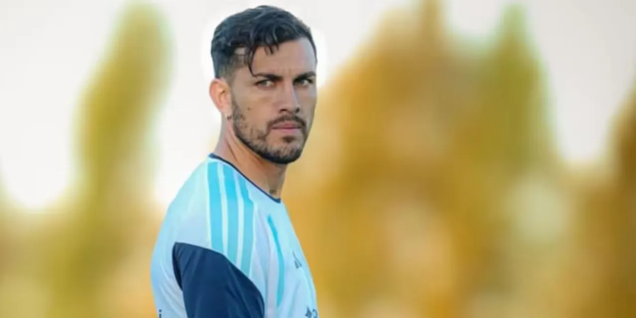 Leandro Paredes de perfil con la camiseta de entrenamiento de la selección argentina.